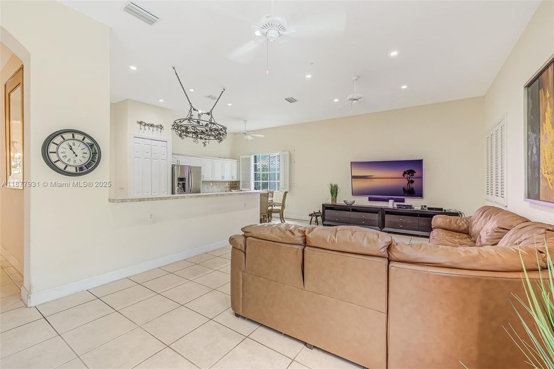 Activo con contrato: $1,424,000 (5 camas, 3 baños, 3267 Pies cuadrados)