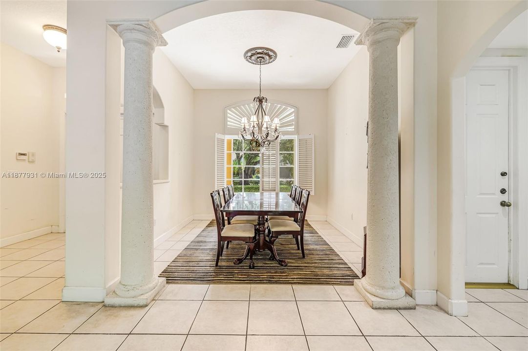 Activo con contrato: $1,424,000 (5 camas, 3 baños, 3267 Pies cuadrados)