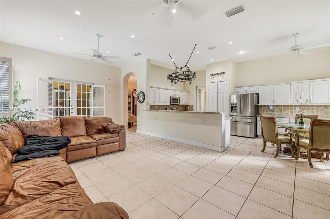 Activo con contrato: $1,424,000 (5 camas, 3 baños, 3267 Pies cuadrados)