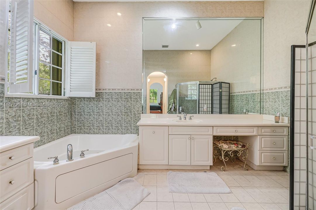 Activo con contrato: $1,424,000 (5 camas, 3 baños, 3267 Pies cuadrados)