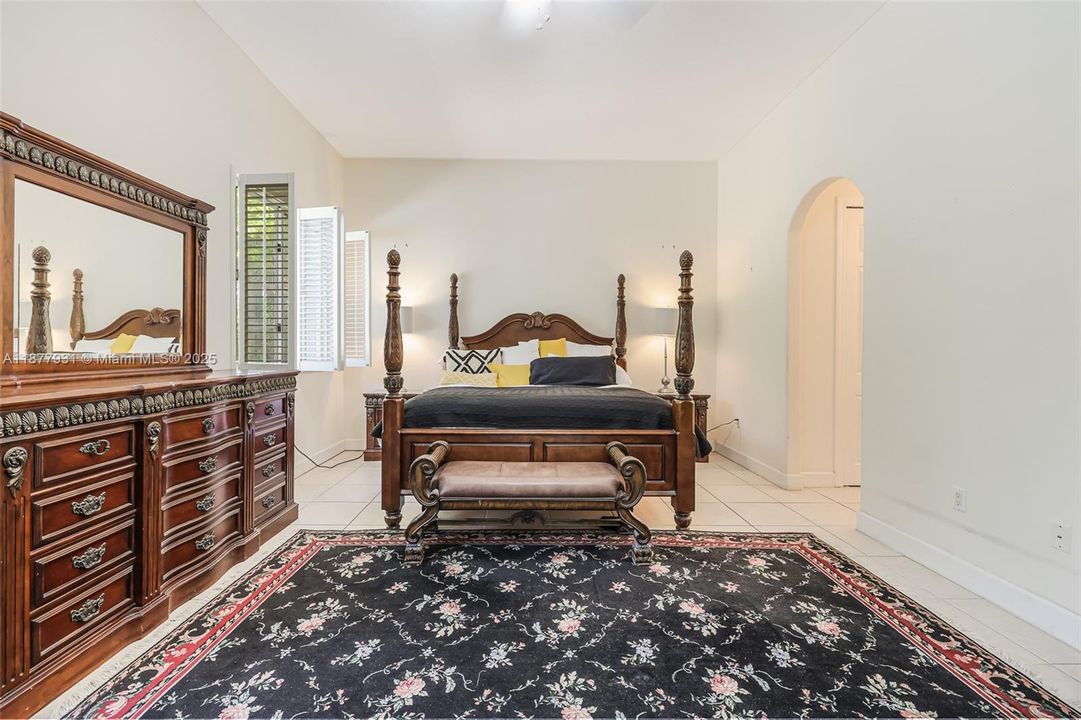 Activo con contrato: $1,424,000 (5 camas, 3 baños, 3267 Pies cuadrados)