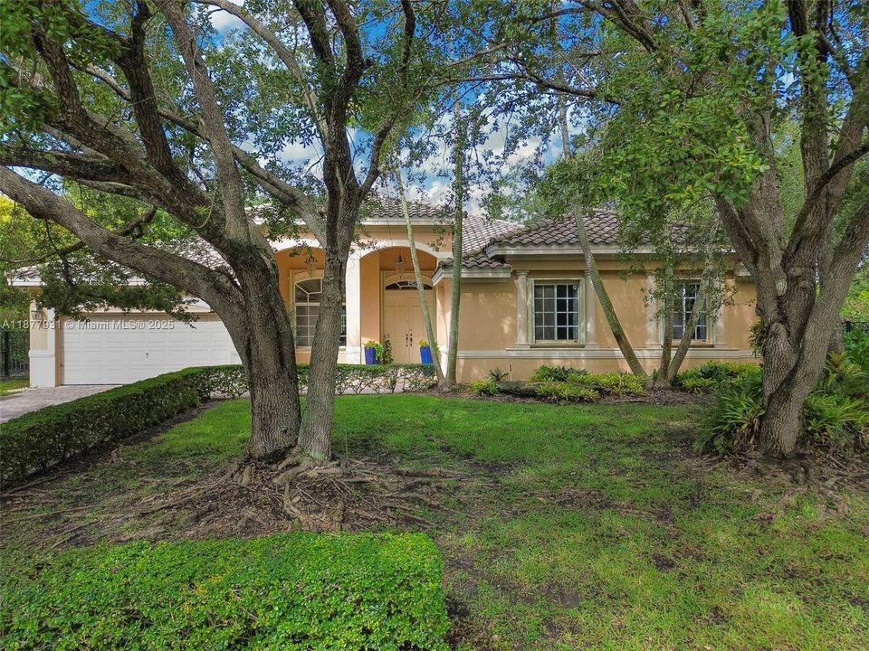 Activo con contrato: $1,424,000 (5 camas, 3 baños, 3267 Pies cuadrados)