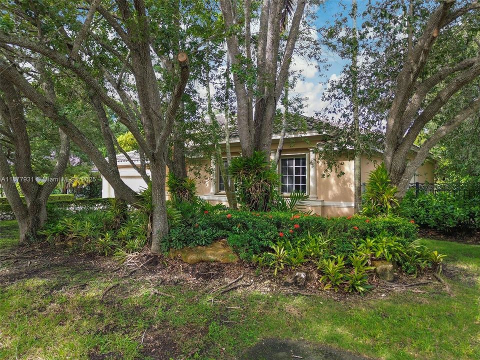 Activo con contrato: $1,424,000 (5 camas, 3 baños, 3267 Pies cuadrados)