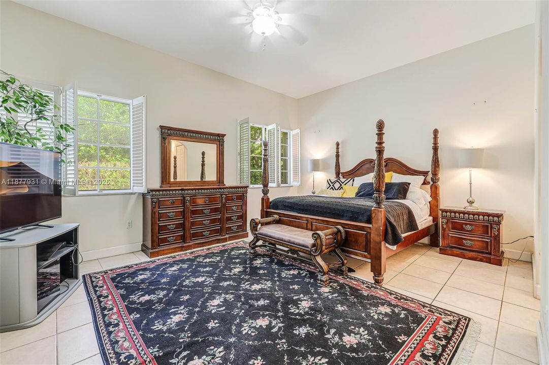 Activo con contrato: $1,424,000 (5 camas, 3 baños, 3267 Pies cuadrados)