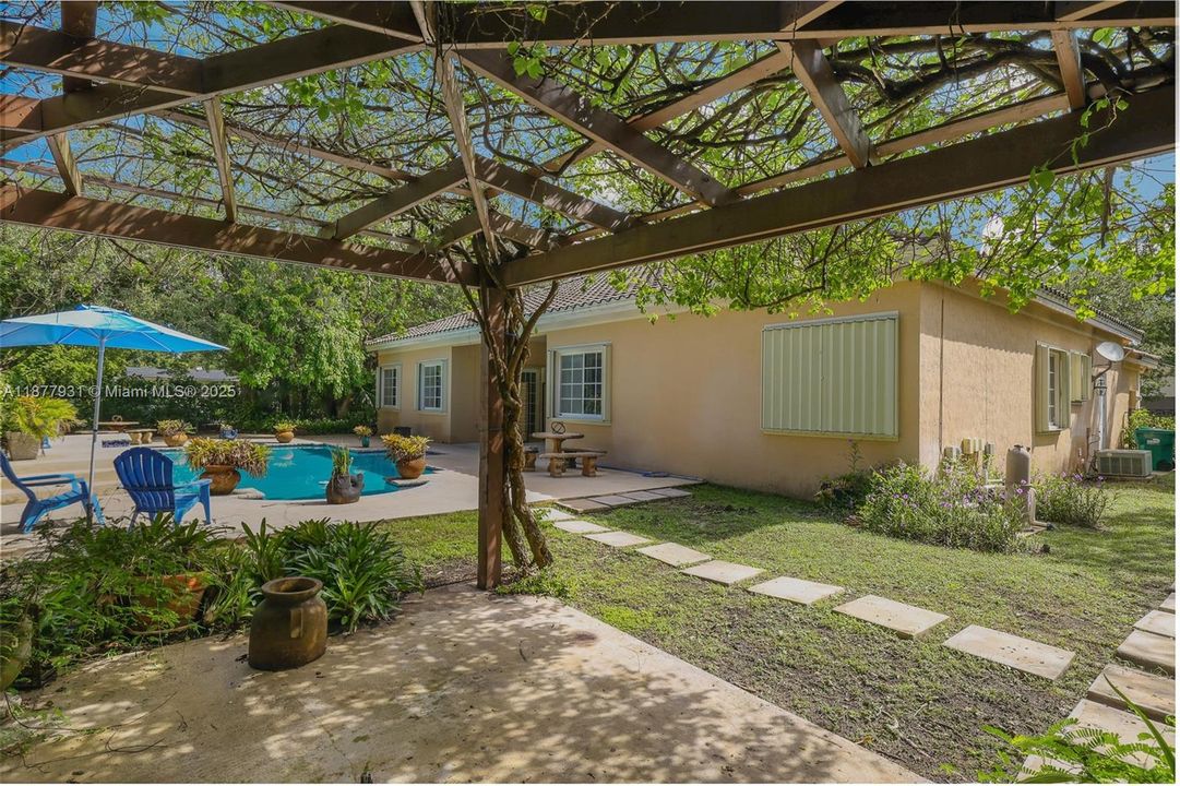 Activo con contrato: $1,424,000 (5 camas, 3 baños, 3267 Pies cuadrados)