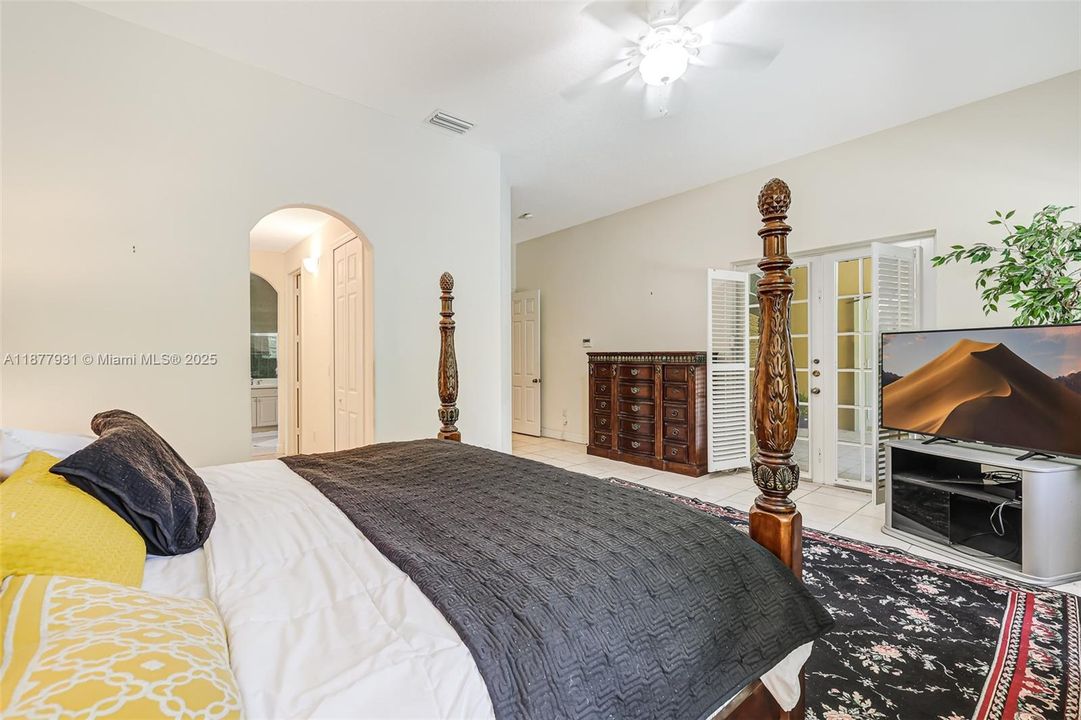 Activo con contrato: $1,424,000 (5 camas, 3 baños, 3267 Pies cuadrados)