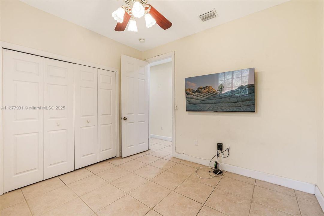 Activo con contrato: $1,424,000 (5 camas, 3 baños, 3267 Pies cuadrados)