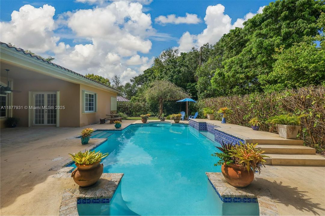 Activo con contrato: $1,424,000 (5 camas, 3 baños, 3267 Pies cuadrados)