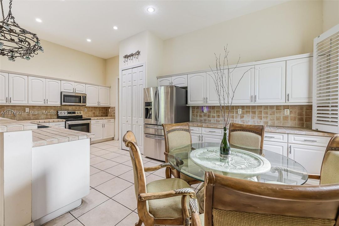 Activo con contrato: $1,424,000 (5 camas, 3 baños, 3267 Pies cuadrados)