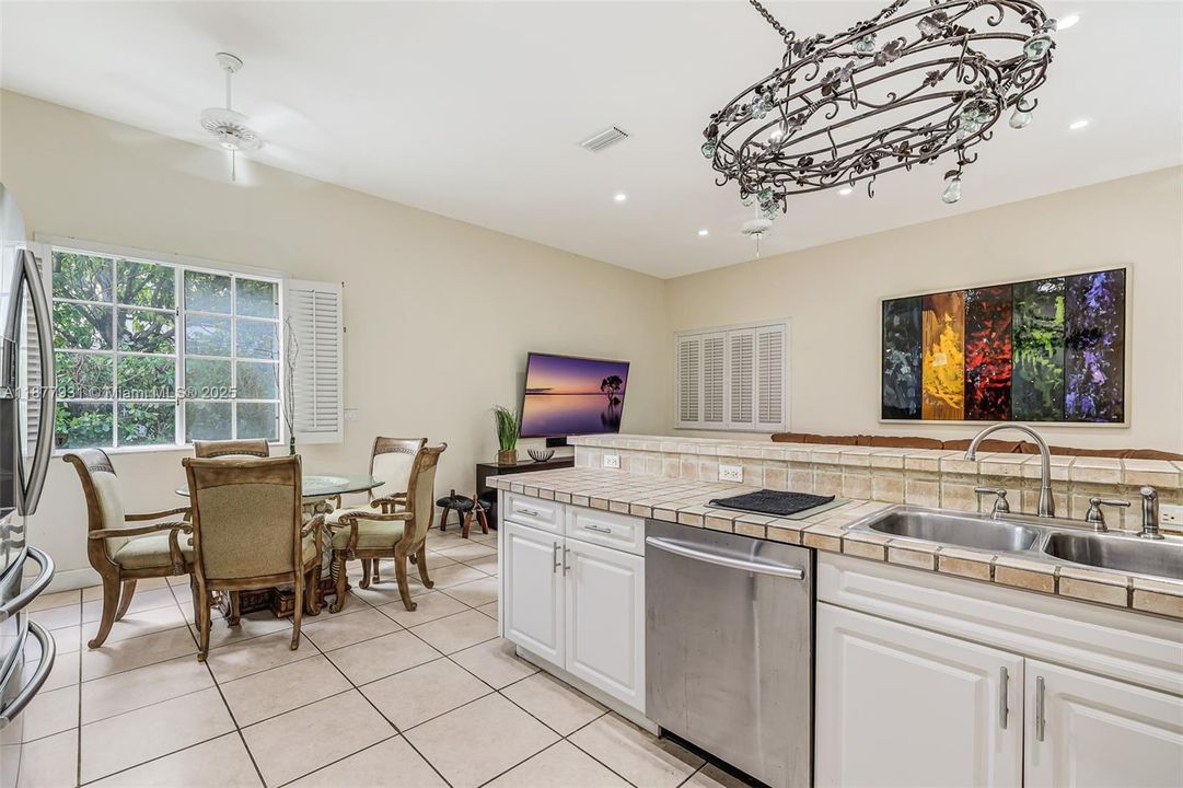 Activo con contrato: $1,424,000 (5 camas, 3 baños, 3267 Pies cuadrados)