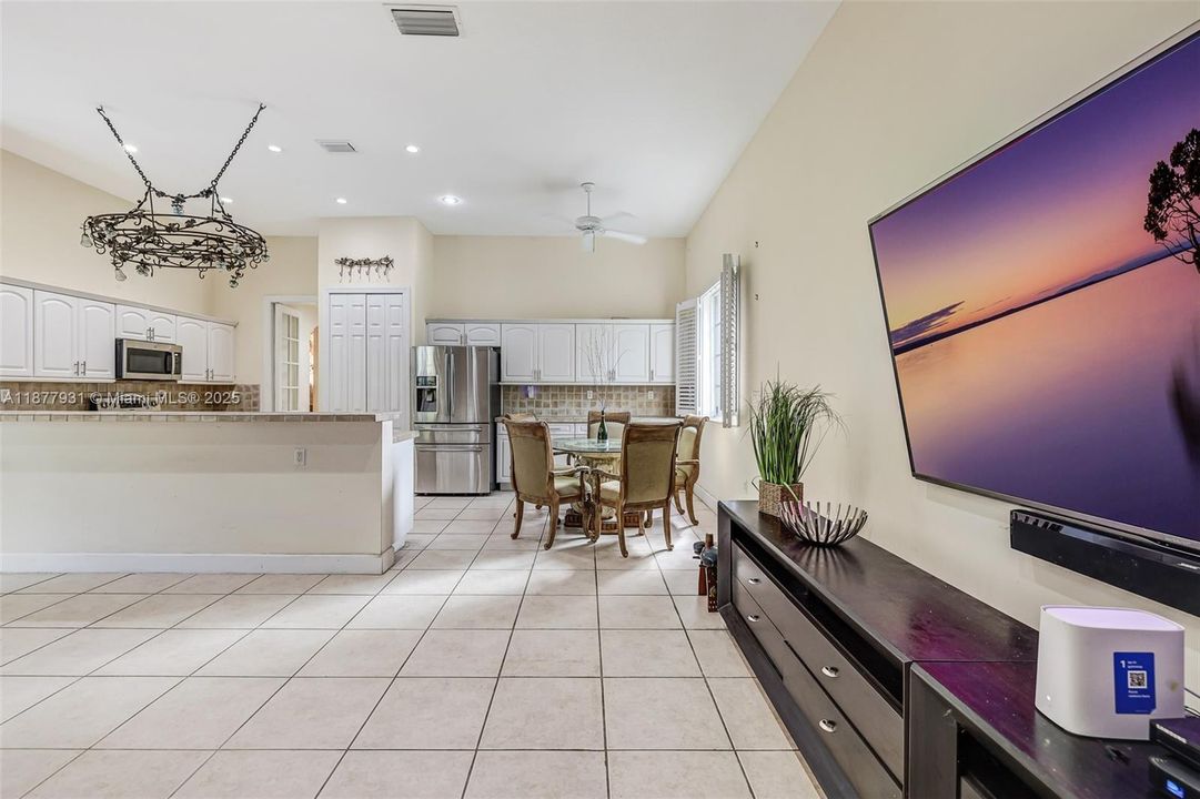 Activo con contrato: $1,424,000 (5 camas, 3 baños, 3267 Pies cuadrados)