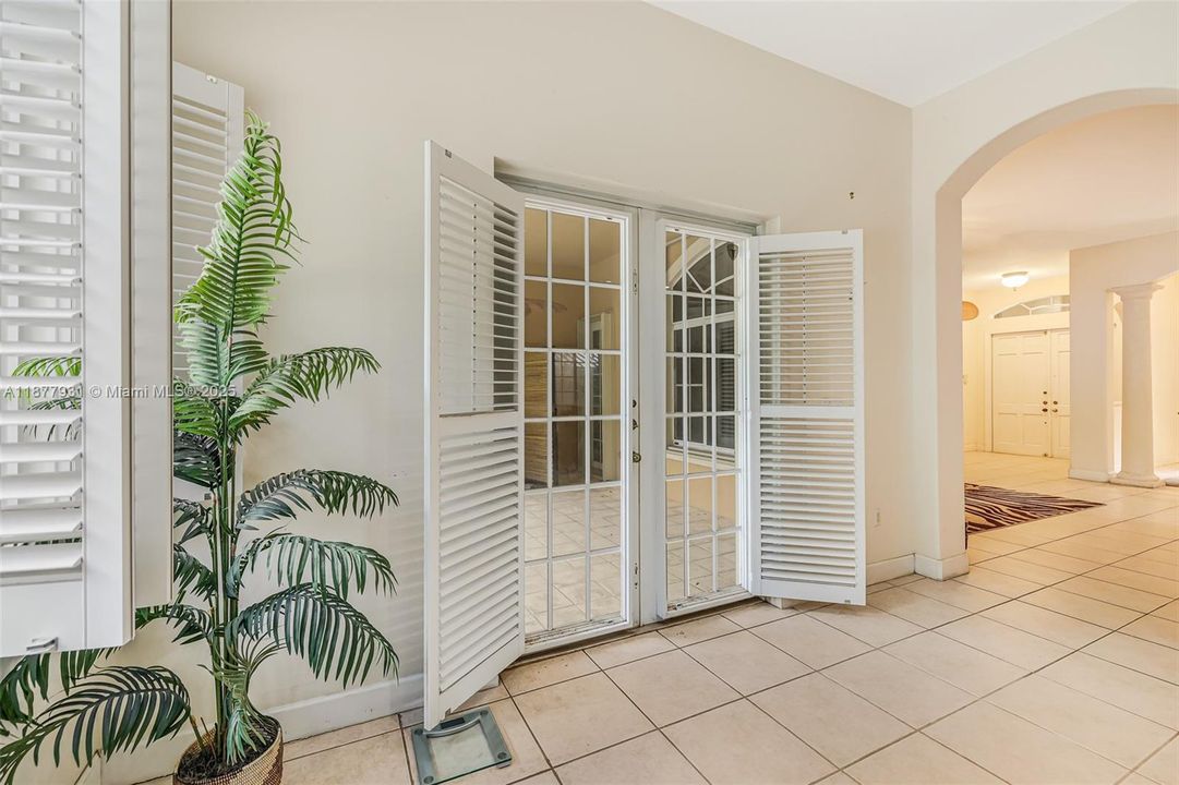 Activo con contrato: $1,424,000 (5 camas, 3 baños, 3267 Pies cuadrados)