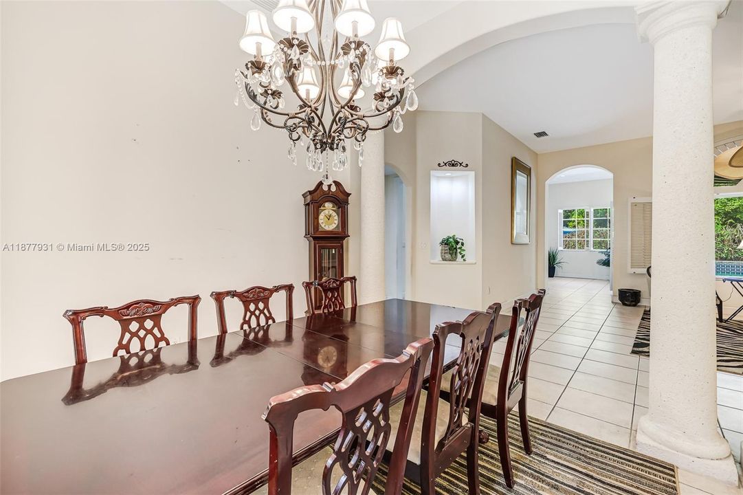 Activo con contrato: $1,424,000 (5 camas, 3 baños, 3267 Pies cuadrados)