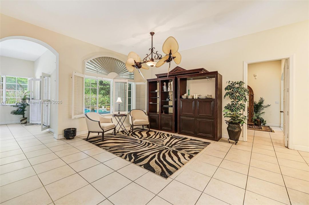 Activo con contrato: $1,424,000 (5 camas, 3 baños, 3267 Pies cuadrados)