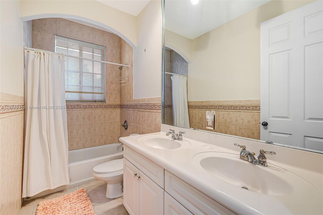 Activo con contrato: $1,424,000 (5 camas, 3 baños, 3267 Pies cuadrados)