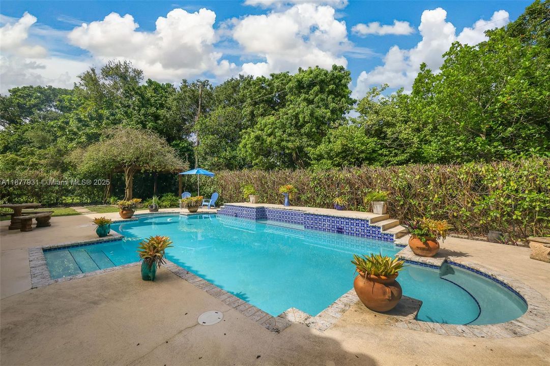 Activo con contrato: $1,424,000 (5 camas, 3 baños, 3267 Pies cuadrados)