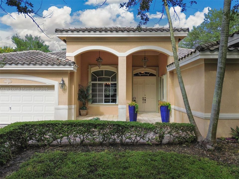 Activo con contrato: $1,424,000 (5 camas, 3 baños, 3267 Pies cuadrados)