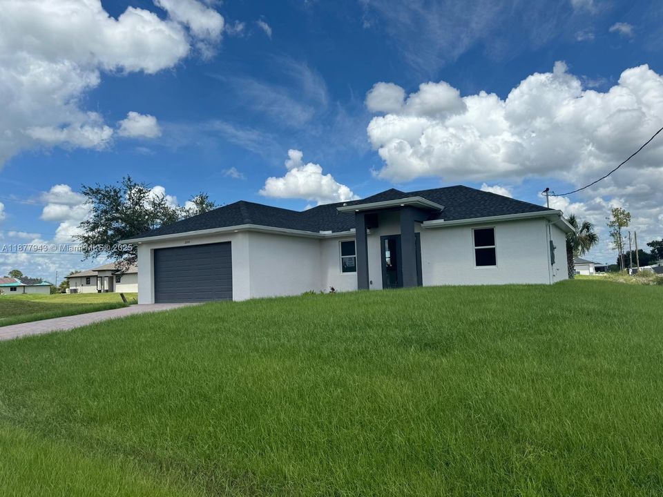 For Rent: $2,000 (3 beds, 2 baths, 1387 Square Feet)