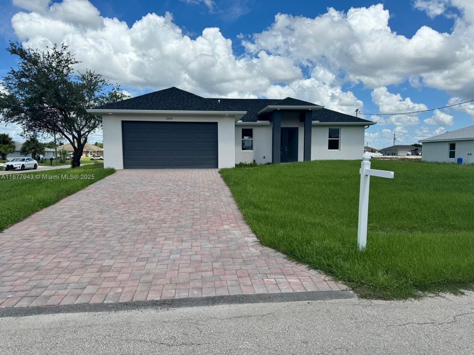 For Rent: $2,000 (3 beds, 2 baths, 1387 Square Feet)