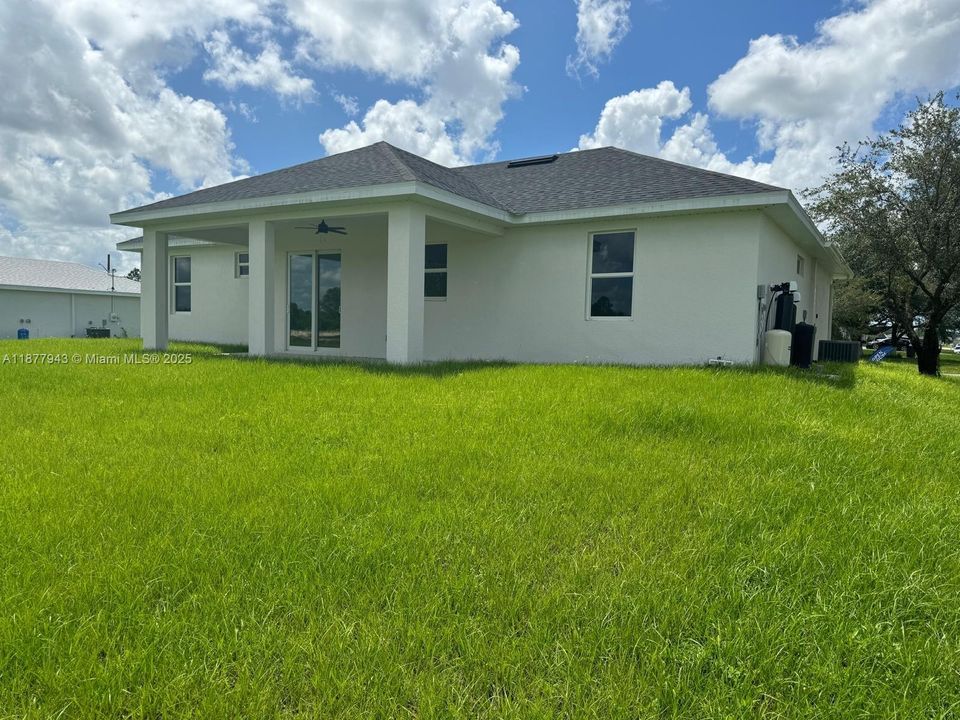 For Rent: $2,000 (3 beds, 2 baths, 1387 Square Feet)
