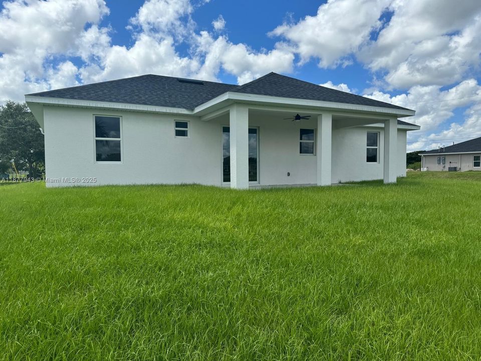 For Rent: $2,000 (3 beds, 2 baths, 1387 Square Feet)