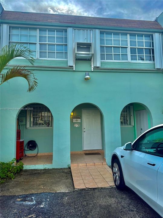 Active With Contract: $400,000 (2 beds, 2 baths, 1452 Square Feet)