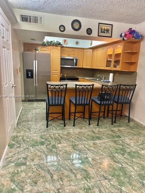 Active With Contract: $400,000 (2 beds, 2 baths, 1452 Square Feet)