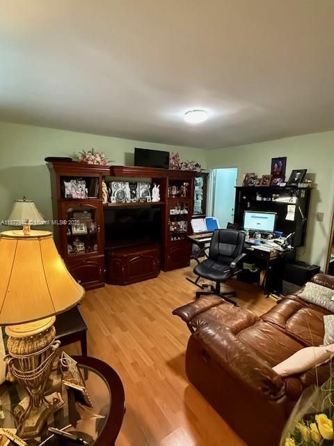 Active With Contract: $400,000 (2 beds, 2 baths, 1452 Square Feet)