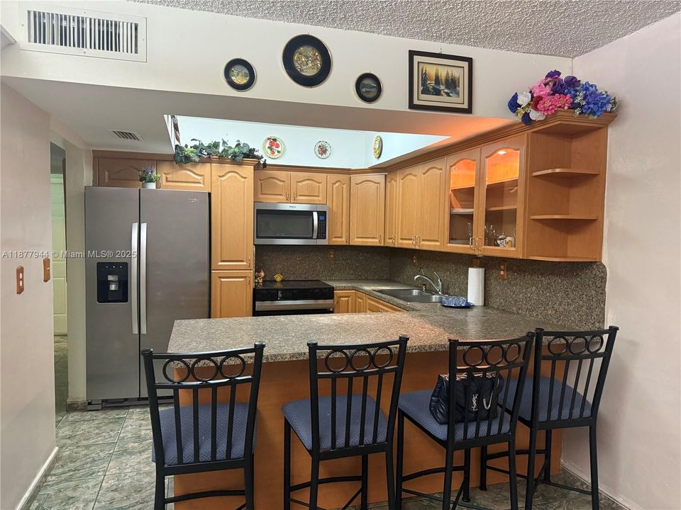 Active With Contract: $400,000 (2 beds, 2 baths, 1452 Square Feet)