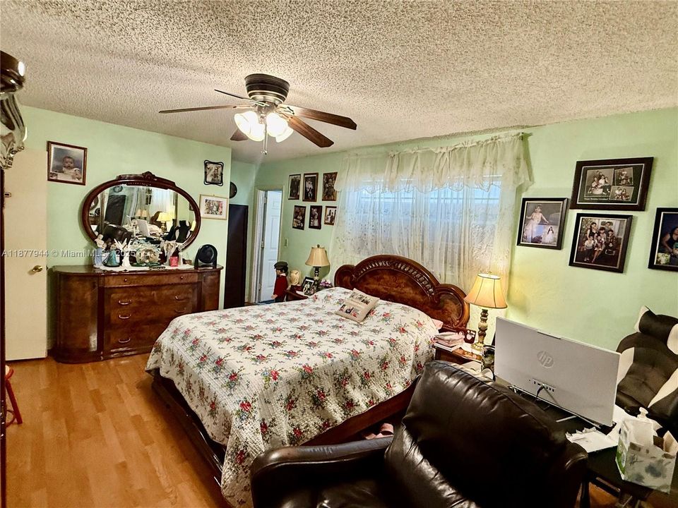 Active With Contract: $400,000 (2 beds, 2 baths, 1452 Square Feet)