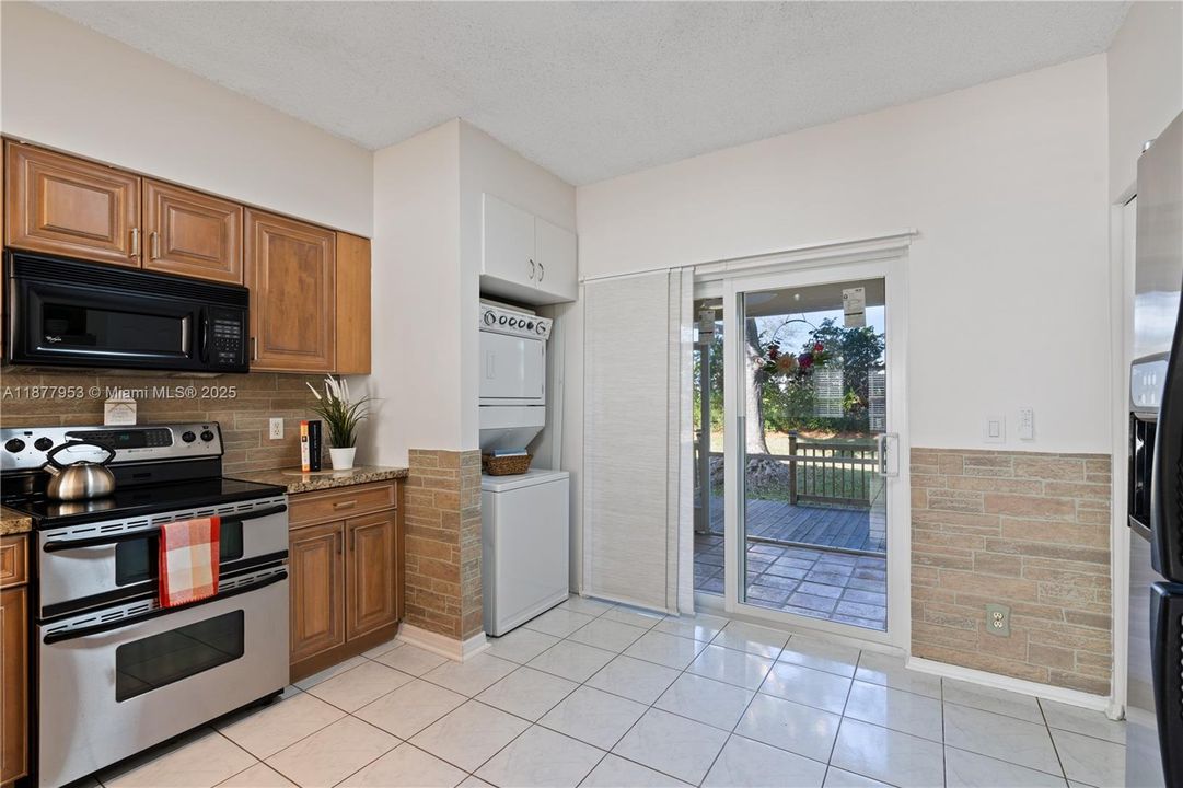 Vendido Recientemente: $429,000 (2 camas, 2 baños, 1110 Pies cuadrados)