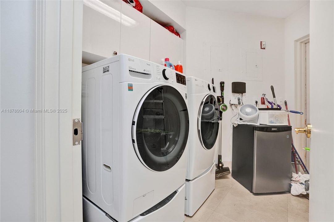 For Sale: $2,500,000 (3 beds, 4 baths, 2665 Square Feet)