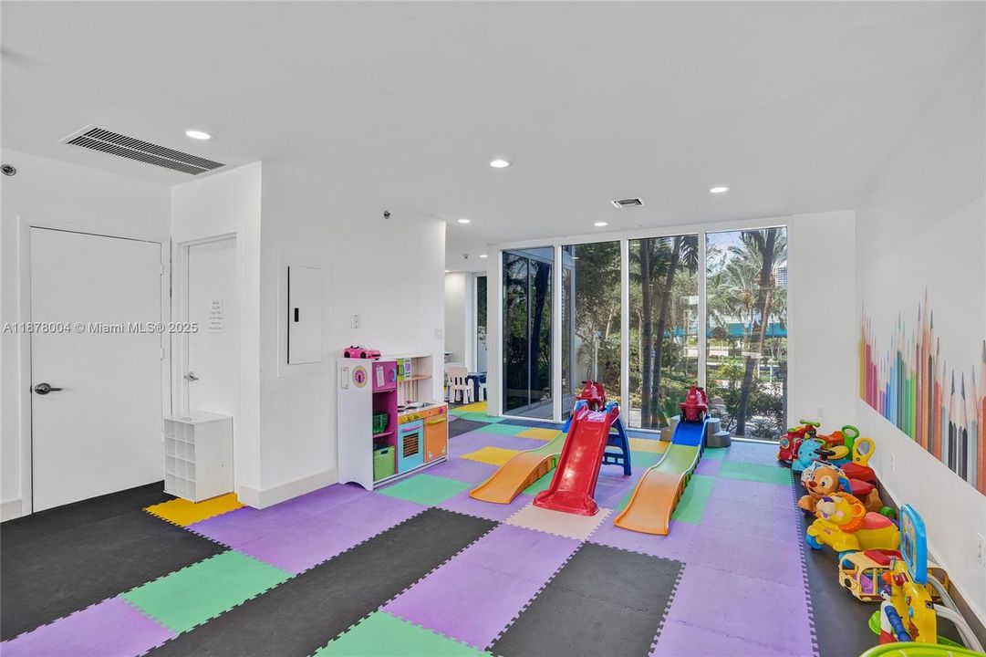 For Sale: $2,500,000 (3 beds, 4 baths, 2665 Square Feet)