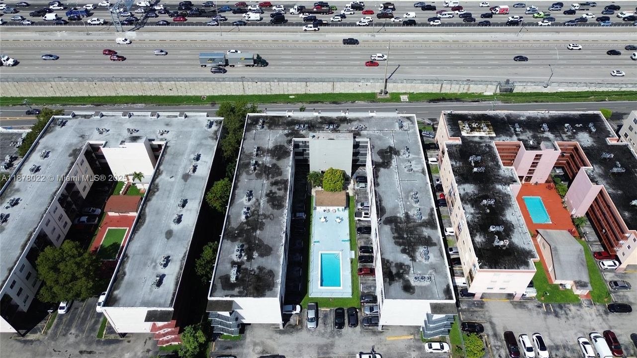 合同活跃: $215,000 (2 贝兹, 2 浴室, 900 平方英尺)