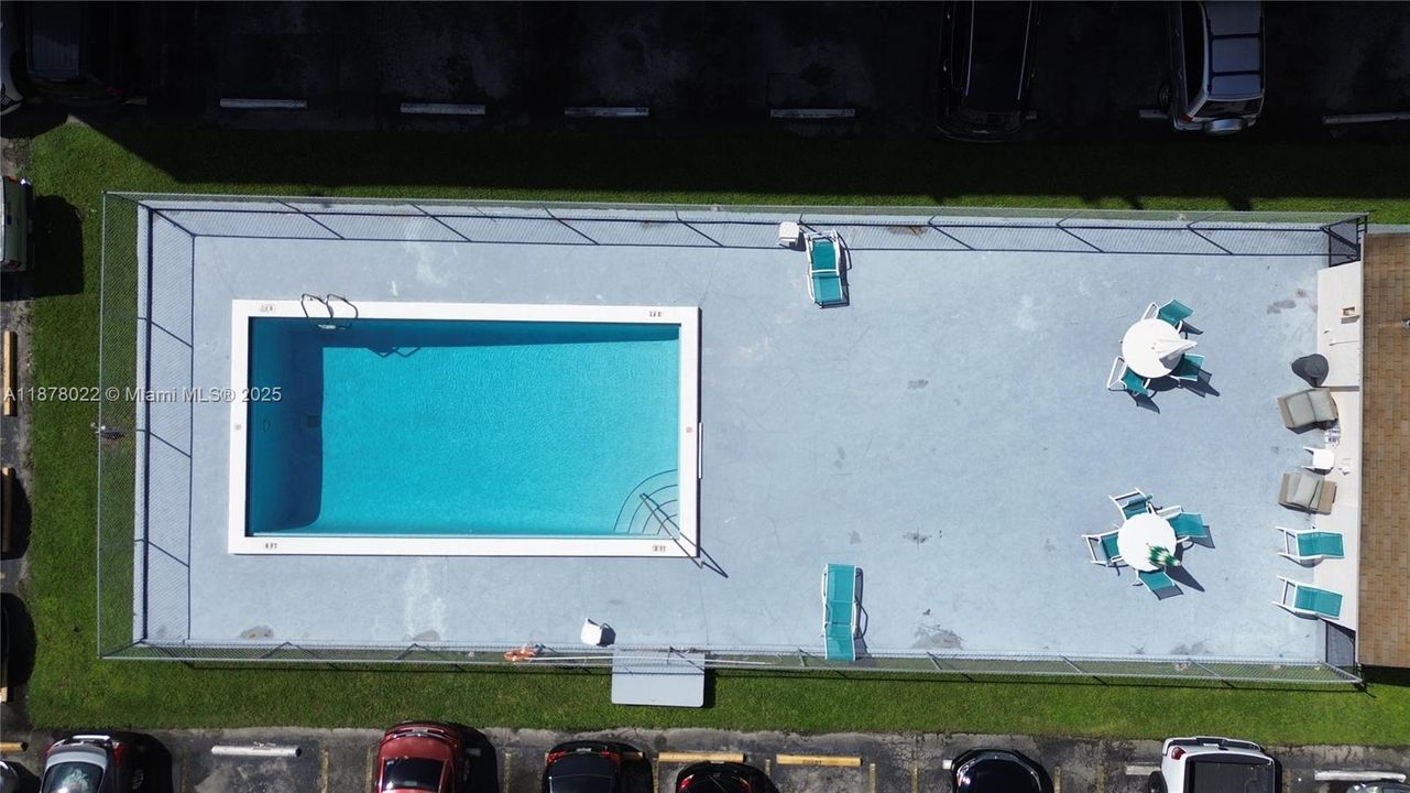 合同活跃: $215,000 (2 贝兹, 2 浴室, 900 平方英尺)