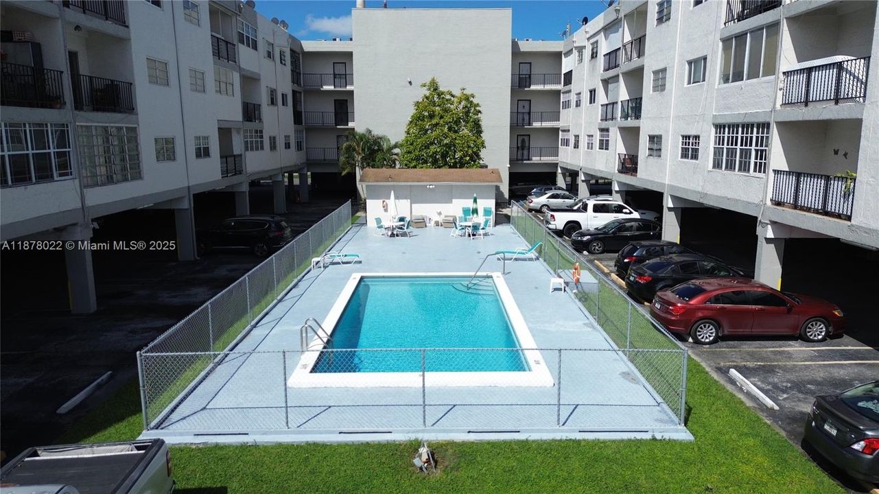 合同活跃: $215,000 (2 贝兹, 2 浴室, 900 平方英尺)