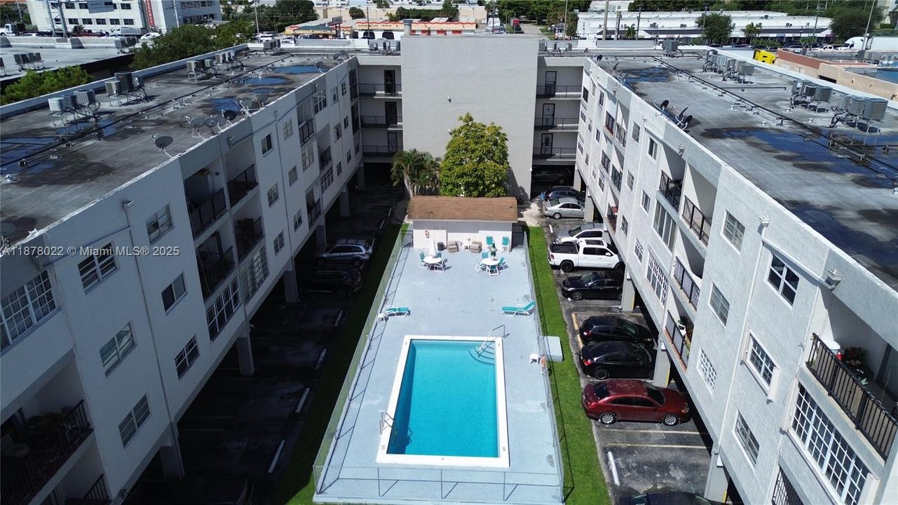 合同活跃: $215,000 (2 贝兹, 2 浴室, 900 平方英尺)