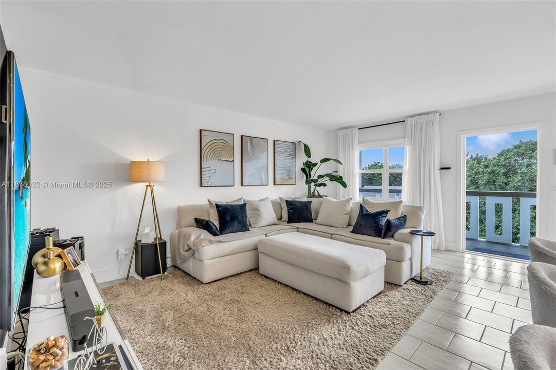 Active With Contract: $319,000 (2 beds, 2 baths, 1000 Square Feet)