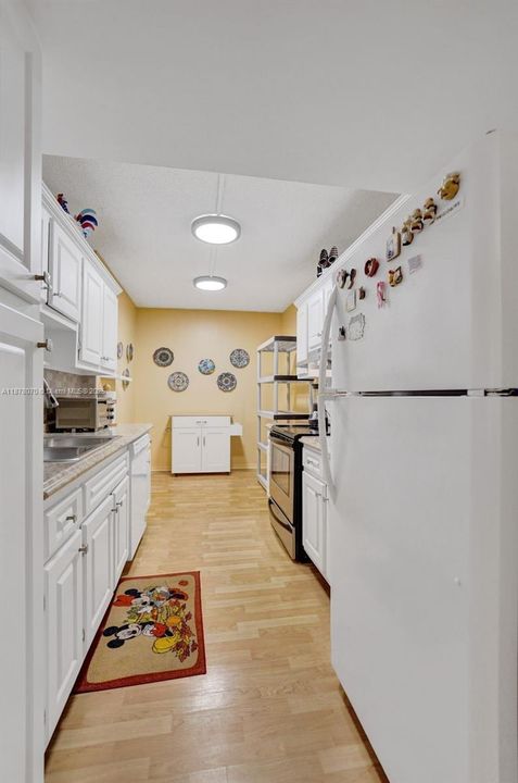 For Sale: $149,900 (1 beds, 1 baths, 844 Square Feet)