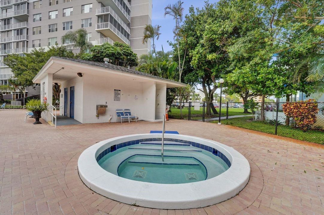 For Sale: $149,900 (1 beds, 1 baths, 844 Square Feet)