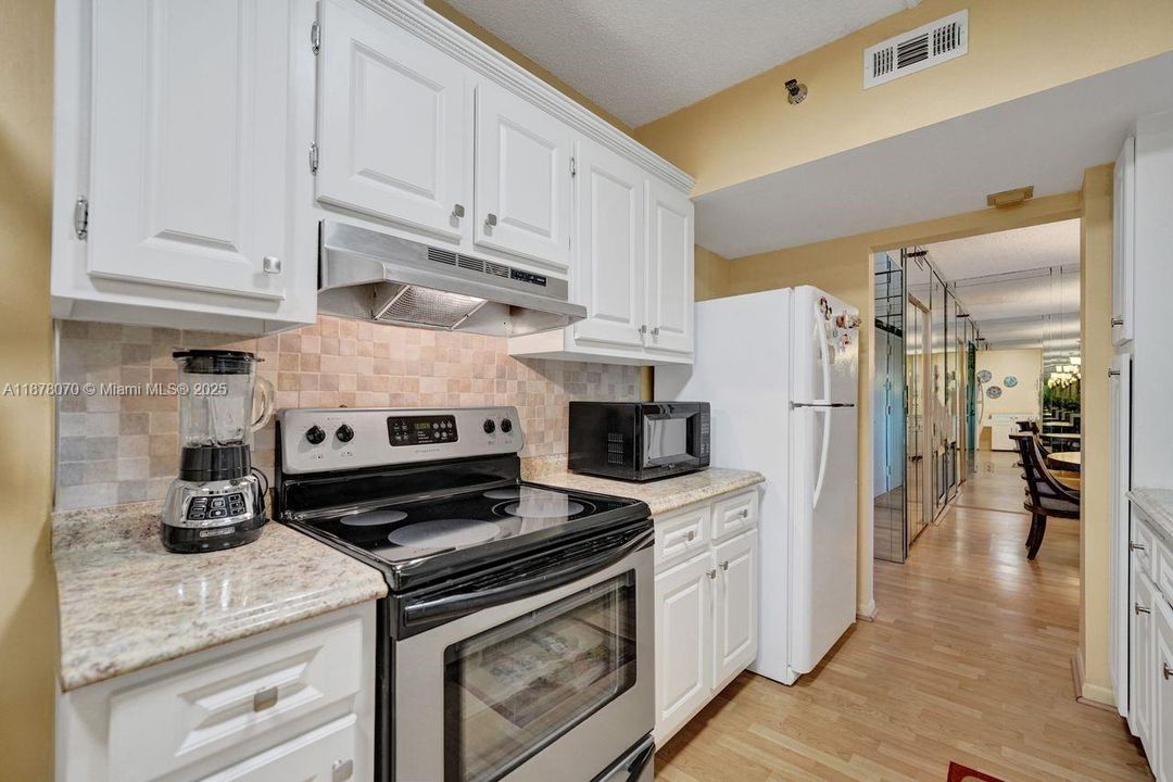 For Sale: $149,900 (1 beds, 1 baths, 844 Square Feet)