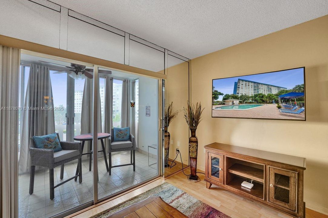 For Sale: $149,900 (1 beds, 1 baths, 844 Square Feet)