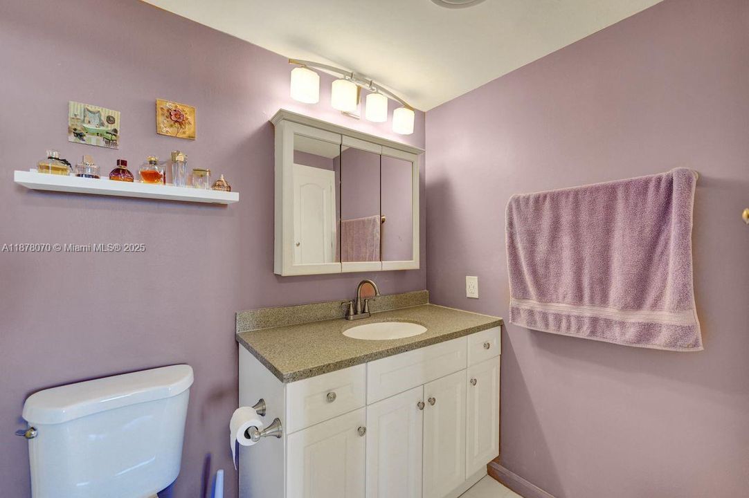 For Sale: $149,900 (1 beds, 1 baths, 844 Square Feet)