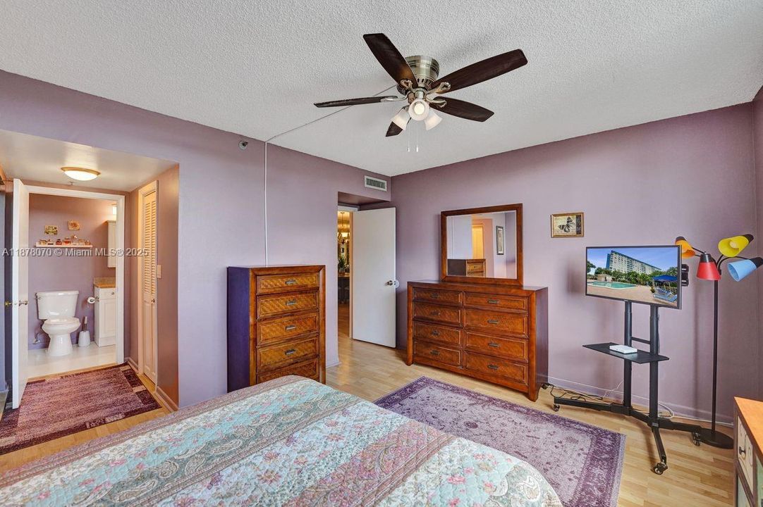 For Sale: $149,900 (1 beds, 1 baths, 844 Square Feet)