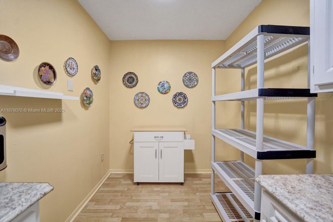 For Sale: $149,900 (1 beds, 1 baths, 844 Square Feet)