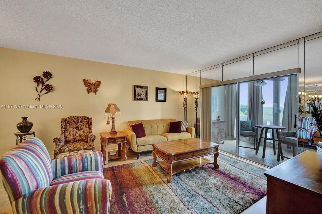 For Sale: $149,900 (1 beds, 1 baths, 844 Square Feet)