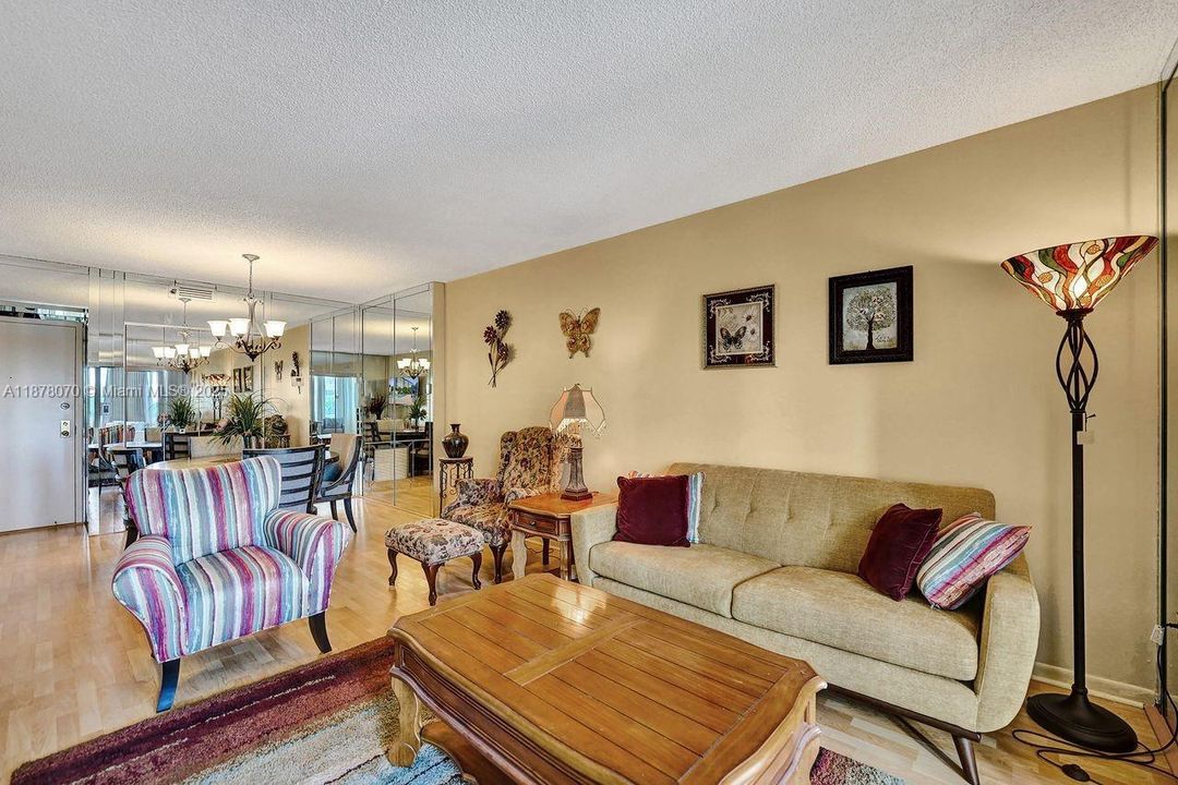 For Sale: $149,900 (1 beds, 1 baths, 844 Square Feet)