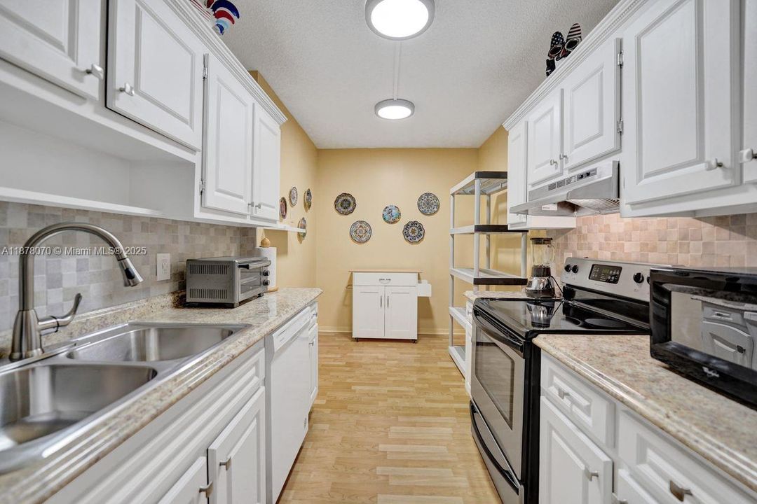 For Sale: $149,900 (1 beds, 1 baths, 844 Square Feet)