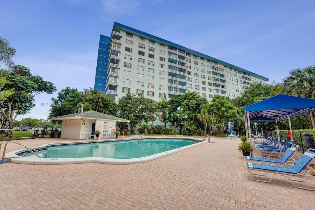 For Sale: $149,900 (1 beds, 1 baths, 844 Square Feet)