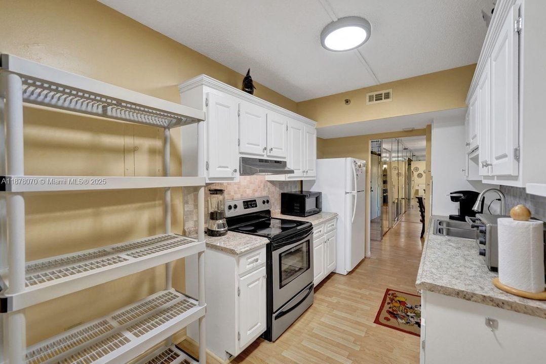 For Sale: $149,900 (1 beds, 1 baths, 844 Square Feet)